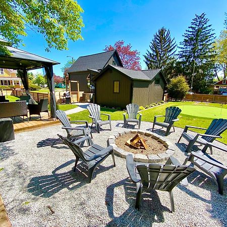 Stylish Downtown Kingsville Getaway With Putting Green, Firepit & Games Exterior foto