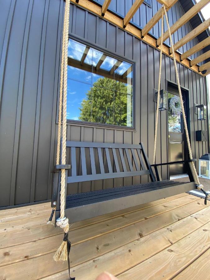 Stylish Downtown Kingsville Getaway With Putting Green, Firepit & Games Exterior foto