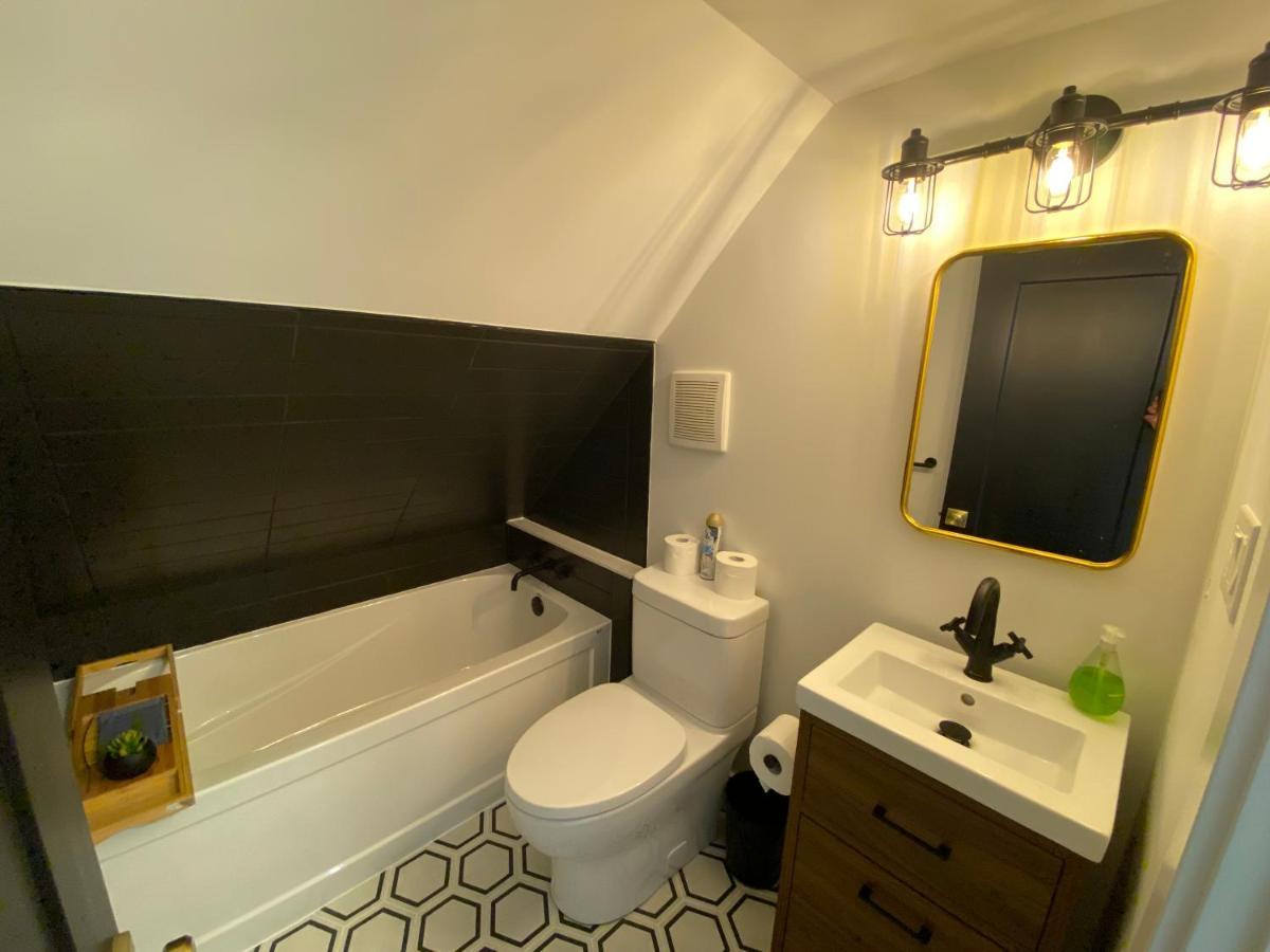 Stylish Downtown Kingsville Getaway With Putting Green, Firepit & Games Exterior foto