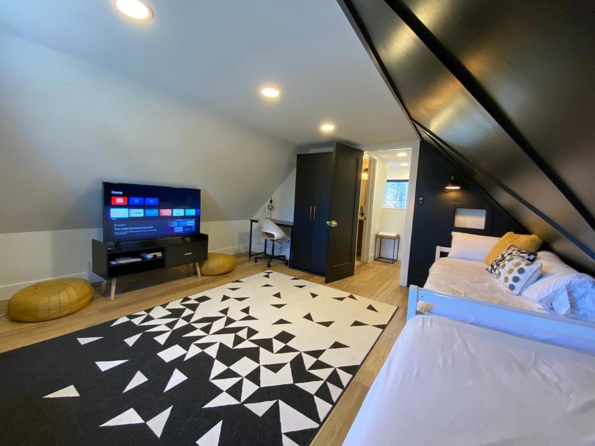 Stylish Downtown Kingsville Getaway With Putting Green, Firepit & Games Exterior foto