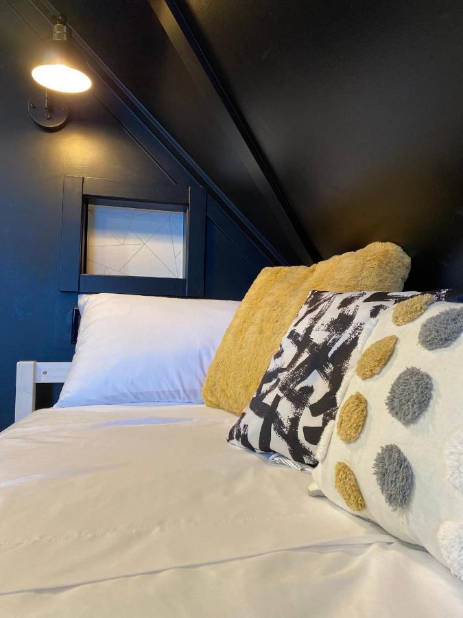 Stylish Downtown Kingsville Getaway With Putting Green, Firepit & Games Exterior foto