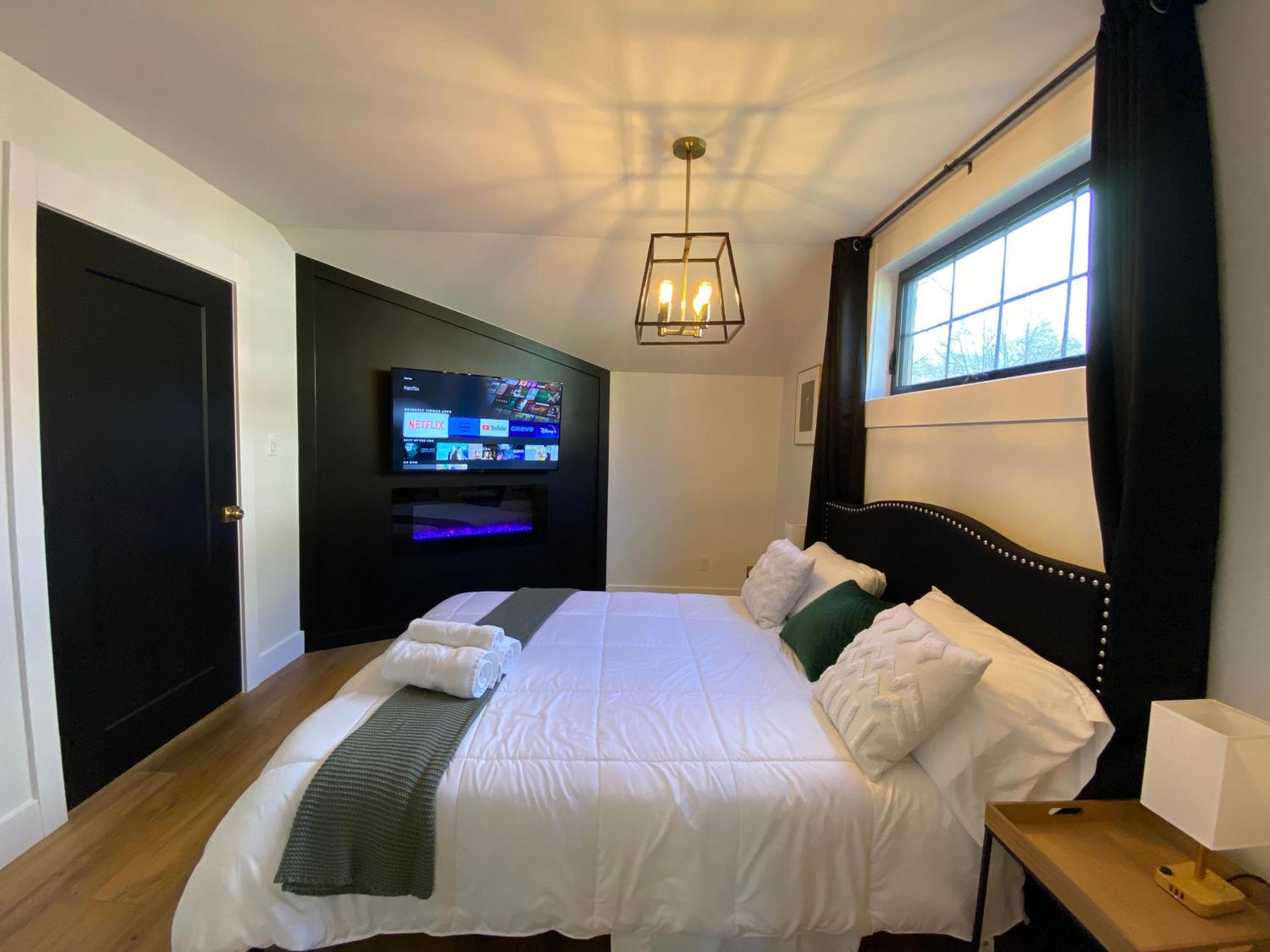 Stylish Downtown Kingsville Getaway With Putting Green, Firepit & Games Exterior foto